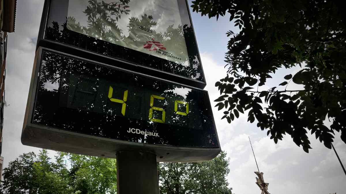 Termómetro urbano en El Granado marcando 46 °C, récord histórico de junio en Andalucía durante la ola de calor de 2025.