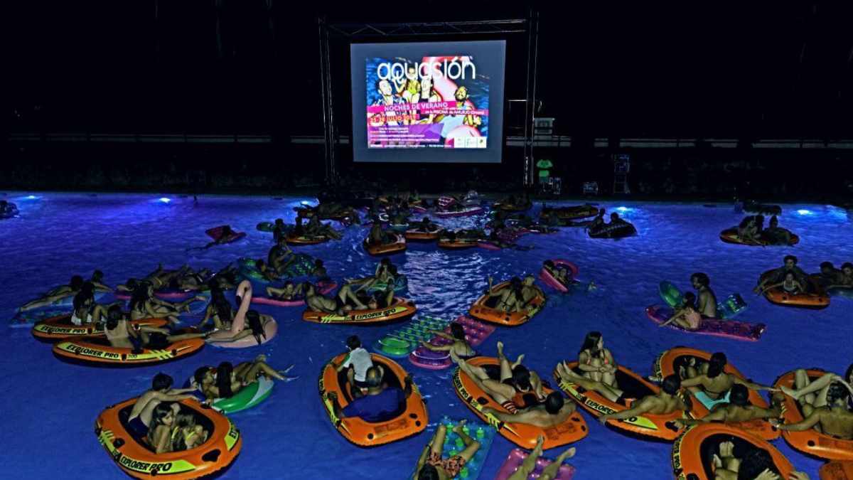 Espectadores disfrutan del cine flotante de Aquasión 2025 en la Piscina de Amurjo (Orcera).