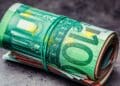 Fajo de billetes de euro enrollados que representan ayuda económica