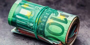 Fajo de billetes de euro enrollados que representan ayuda económica