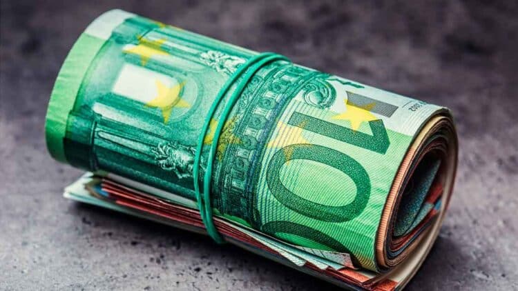 Fajo de billetes de euro enrollados que representan ayuda económica