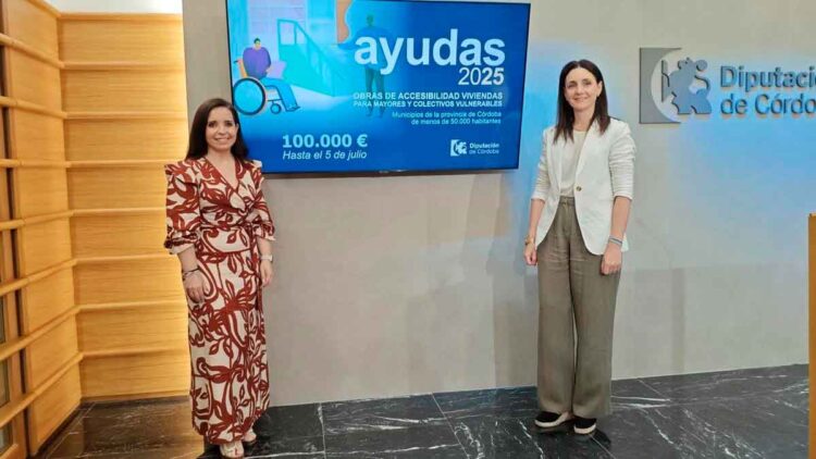 Dos representantes de la Diputación de Córdoba presentan ayudas de hasta 1.400 euros para adaptar viviendas de mayores y personas vulnerables