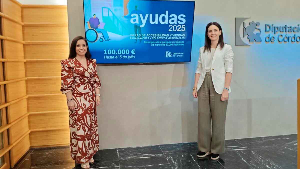 Dos representantes de la Diputación de Córdoba presentan ayudas de hasta 1.400 euros para adaptar viviendas de mayores y personas vulnerables
