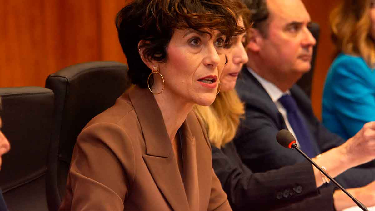 Elma Saiz presenta la nueva regulación de bajas laborales parciales para trabajadores pluriempleados en la Seguridad Social