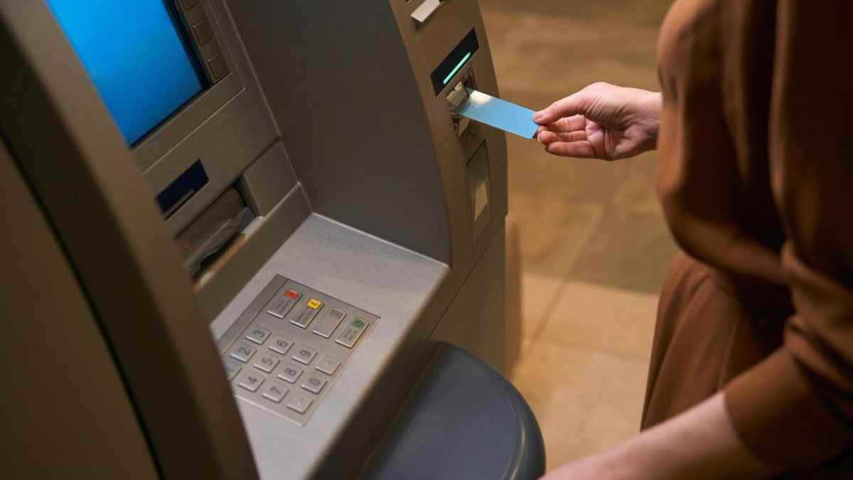 usuaria introduce tarjeta en cajero automático accesible ley de accesibilidad 28 junio.
