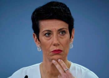 Elma Saiz, pensativa en rueda de prensa sobre el auge de litigios del Ingreso Mínimo Vital