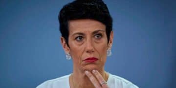 Elma Saiz, pensativa en rueda de prensa sobre el auge de litigios del Ingreso Mínimo Vital