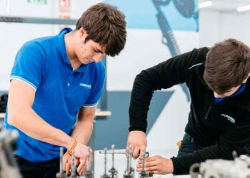 Estudiantes de Cardoso Academy practicando mecánica en taller durante su formación profesional en Sevilla