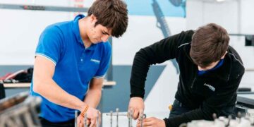 Estudiantes de Cardoso Academy practicando mecánica en taller durante su formación profesional en Sevilla