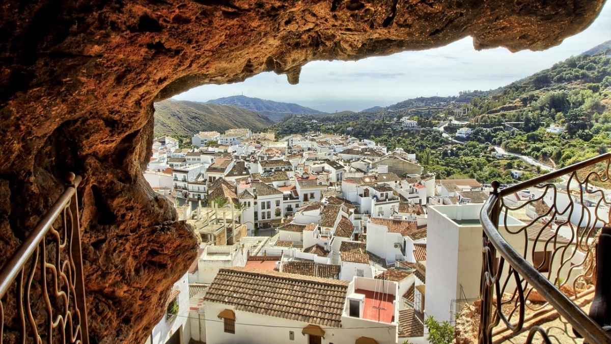 Vista panorámica de Ojén, pueblo blanco de Málaga, con casas encaladas; destino con vivienda barata, fibra rápida y ayudas a nuevos vecinos.