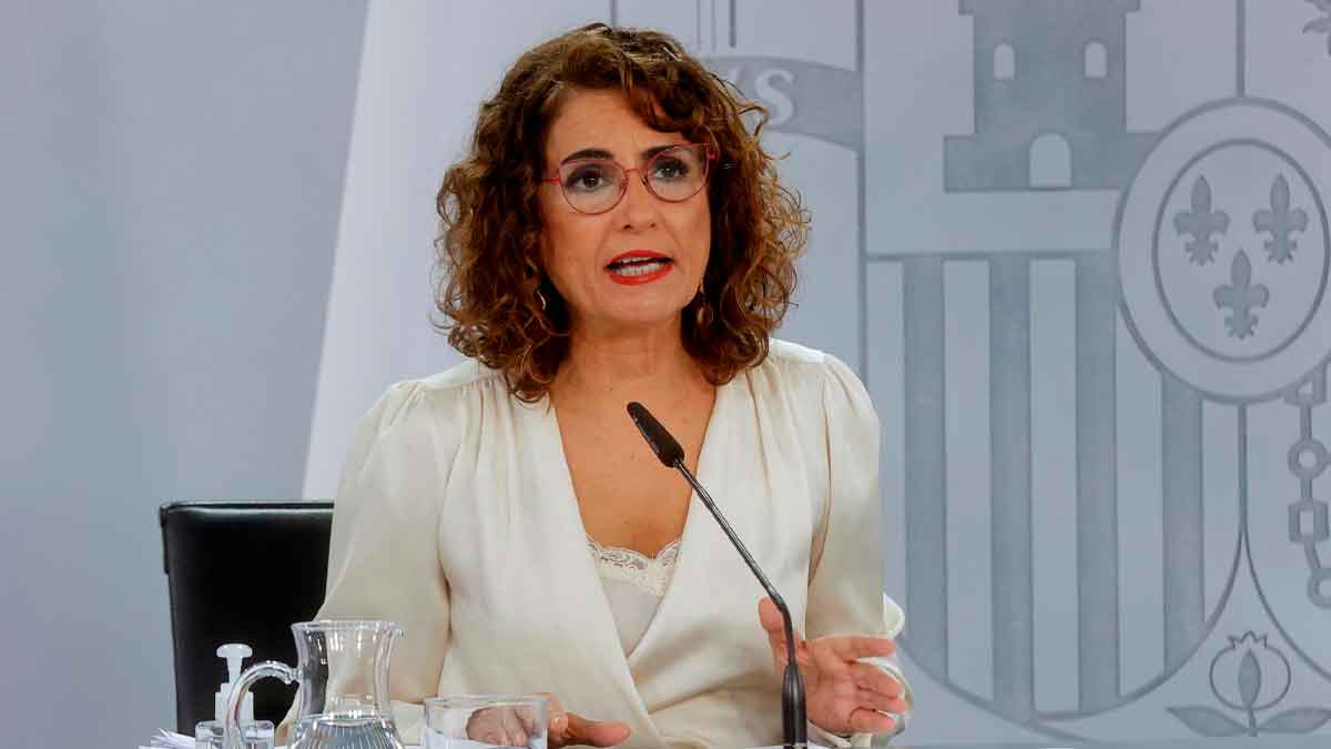 Mujer explicando consecuencias fiscales de compartir cuenta bancaria con hijos