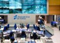 Centro de control de la Dirección General de Tráfico con monitores de vigilancia en autopistas y carreteras
