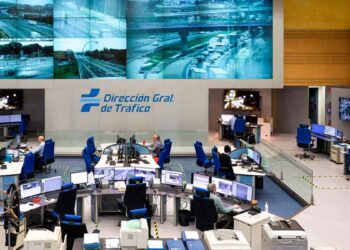 Centro de control de la Dirección General de Tráfico con monitores de vigilancia en autopistas y carreteras