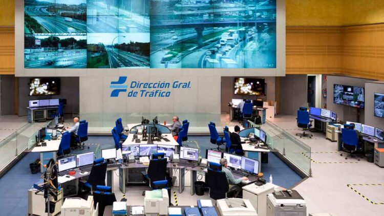 Centro de control de la Dirección General de Tráfico con monitores de vigilancia en autopistas y carreteras
