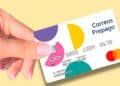 Mano sosteniendo tarjeta correos prepago mastercard para contratación y recarga online al instante