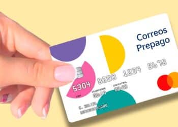 Mano sosteniendo tarjeta correos prepago mastercard para contratación y recarga online al instante