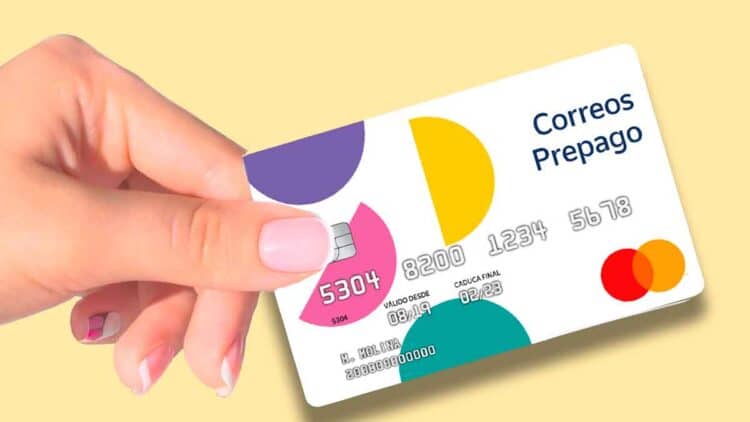 Mano sosteniendo tarjeta correos prepago mastercard para contratación y recarga online al instante