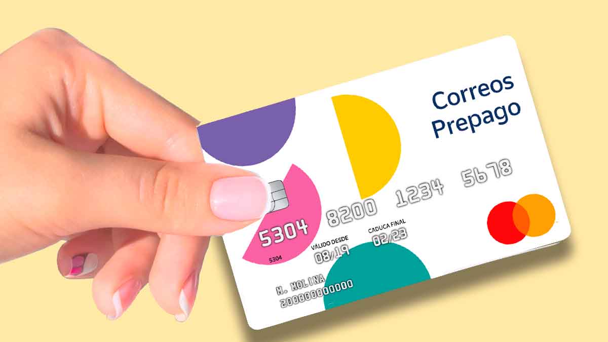 Mano sosteniendo tarjeta correos prepago mastercard para contratación y recarga online al instante