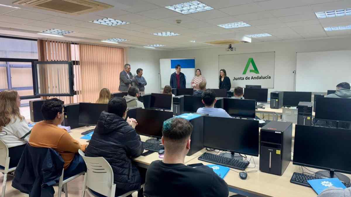 Alumnos en un aula de la Junta de Andalucía atienden la presentación de los cursos gratuitos de inteligencia artificial y realidad virtual.