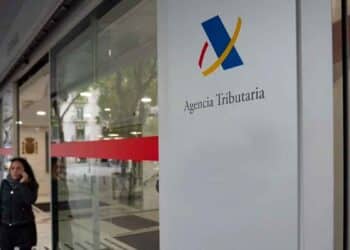 Fachada de la Agencia Tributaria durante la campaña de la Renta: 74 % de declaraciones del IRPF salen a devolver, media 851 €