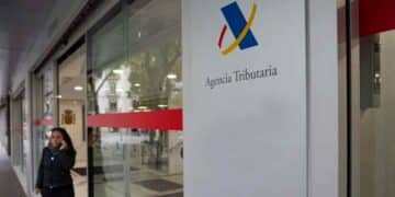 Fachada de la Agencia Tributaria durante la campaña de la Renta: 74 % de declaraciones del IRPF salen a devolver, media 851 €