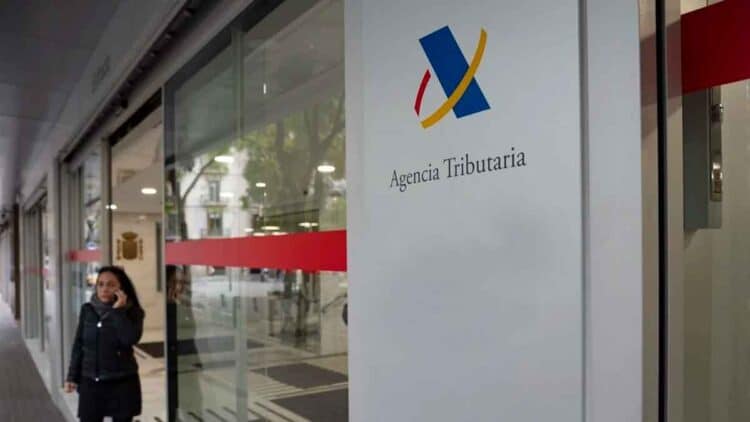 Fachada de la Agencia Tributaria durante la campaña de la Renta: 74 % de declaraciones del IRPF salen a devolver, media 851 €