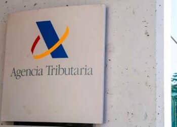 Logo de la Agencia Tributaria en su sede, organismo que descuenta IRPF de la prestación por desempleo gestionada por el SEPE