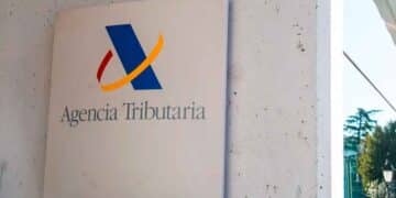 Logo de la Agencia Tributaria en su sede, organismo que descuenta IRPF de la prestación por desempleo gestionada por el SEPE