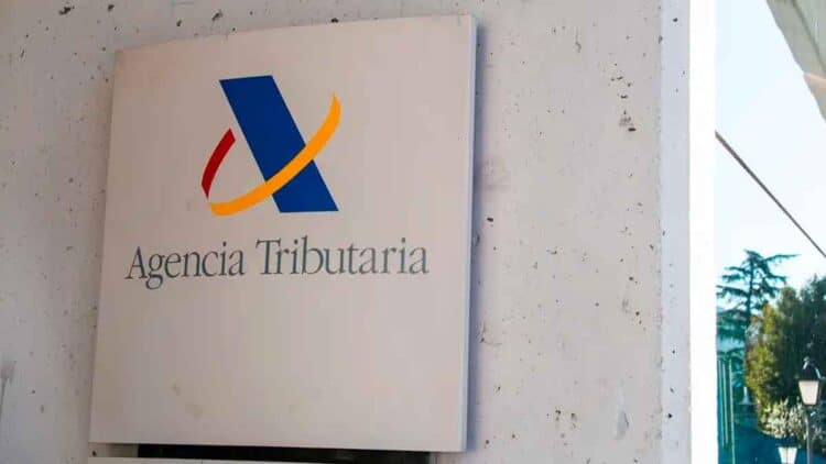 Logo de la Agencia Tributaria en su sede, organismo que descuenta IRPF de la prestación por desempleo gestionada por el SEPE