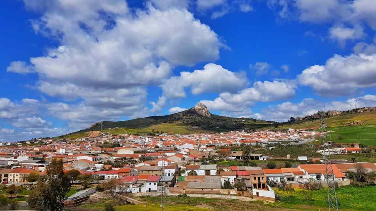 Vista panorámica de Peñarroya-Pueblonuevo (Córdoba) con su cerro y casas blancas, destino andaluz de alojamiento barato.