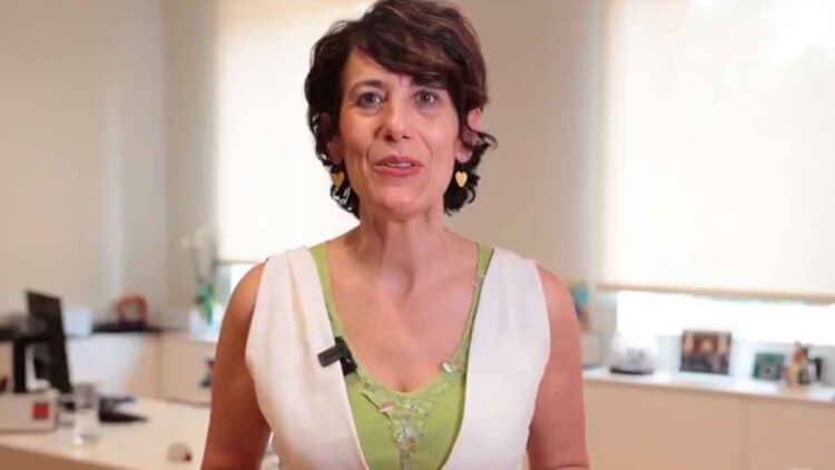 Elma Saiz en su despacho anunciando medidas sobre jubilación anticipada en sectores feminizados
