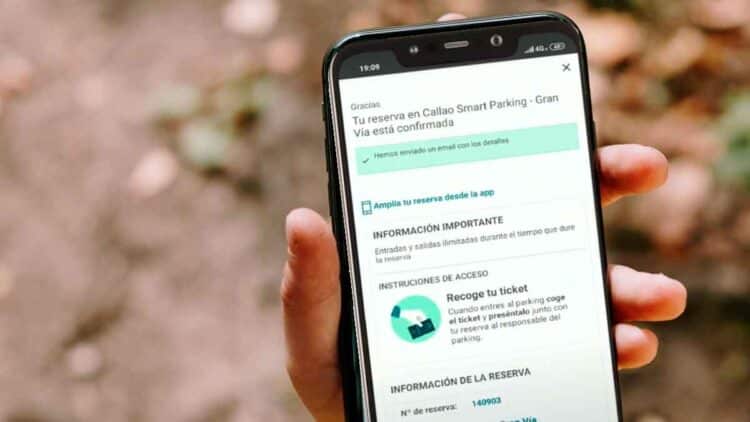 Móvil con la app ElParking mostrando la reserva confirmada en Callao Smart Parking, ejemplo real de pago y ampliación de estacionamiento