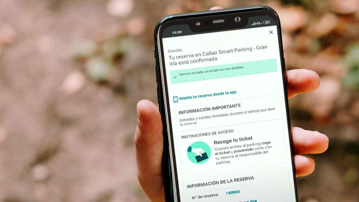 Móvil con la app ElParking mostrando la reserva confirmada en Callao Smart Parking, ejemplo real de pago y ampliación de estacionamiento