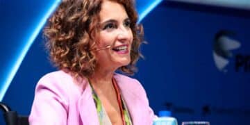La ministra de Hacienda explica las multas de hasta 6.000 € por errores en la declaración de la Renta, revisables cuatro años