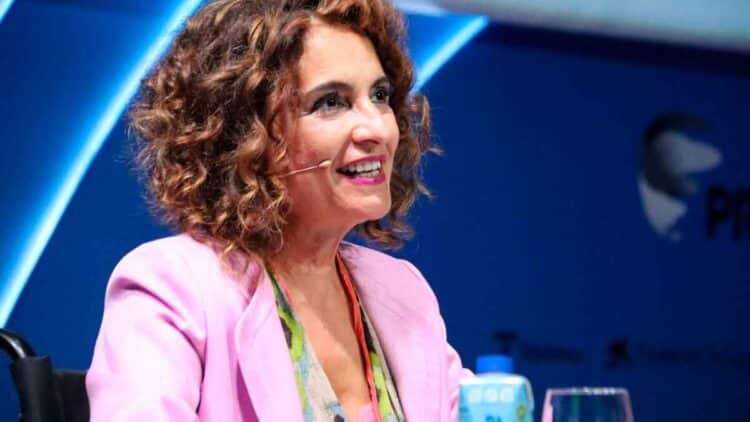La ministra de Hacienda explica las multas de hasta 6.000 € por errores en la declaración de la Renta, revisables cuatro años