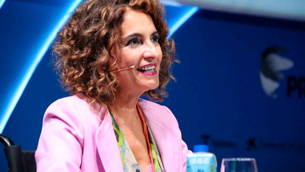 La ministra de Hacienda explica las multas de hasta 6.000 € por errores en la declaración de la Renta, revisables cuatro años