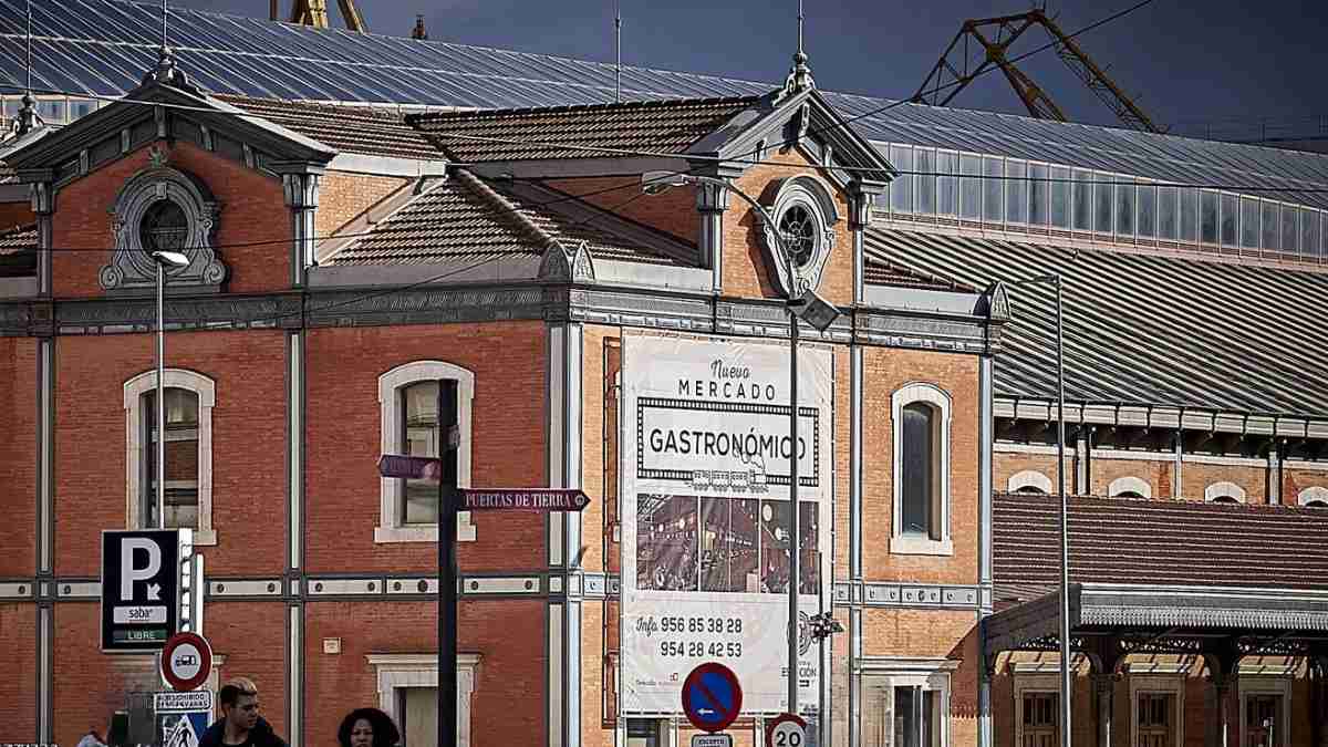 Fachada de la antigua estación de Cádiz, futuro epicentro cultural y gastronómico.
