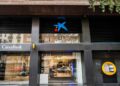 Fachada de una sucursal de CaixaBank con cajero automático en la entrada