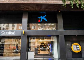 Fachada de una sucursal de CaixaBank con cajero automático en la entrada