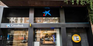 Fachada de una sucursal de CaixaBank con cajero automático en la entrada