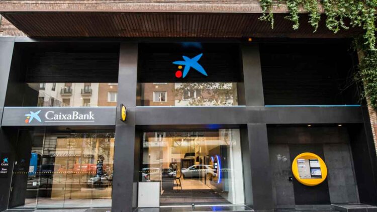 Fachada de una sucursal de CaixaBank con cajero automático en la entrada
