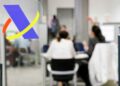 Logo de la Agencia Tributaria en oficina de Hacienda, exención de IRPF por ganancia patrimonial en venta de vivienda habitual