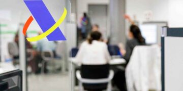 Logo de la Agencia Tributaria en oficina de Hacienda, exención de IRPF por ganancia patrimonial en venta de vivienda habitual