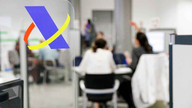 Logo de la Agencia Tributaria en oficina de Hacienda, exención de IRPF por ganancia patrimonial en venta de vivienda habitual