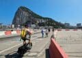 Ciclista y peatones cruzan libremente la frontera de Gibraltar con el Peñón de fondo tras el acuerdo España-Reino Unido