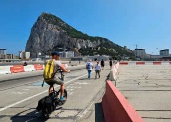 Ciclista y peatones cruzan libremente la frontera de Gibraltar con el Peñón de fondo tras el acuerdo España-Reino Unido