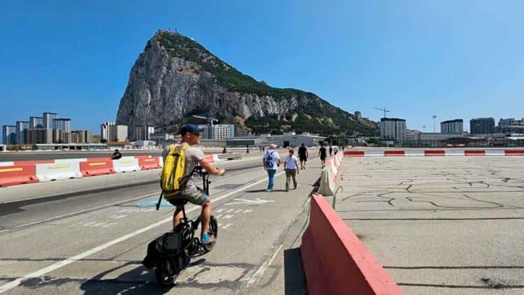 Ciclista y peatones cruzan libremente la frontera de Gibraltar con el Peñón de fondo tras el acuerdo España-Reino Unido