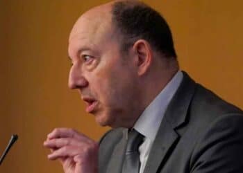 Economista español expone la necesidad de retrasar la edad de jubilación durante una conferencia