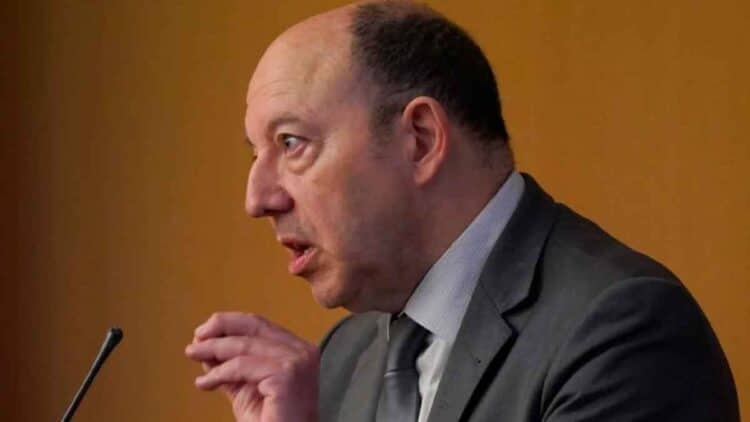 Economista español expone la necesidad de retrasar la edad de jubilación durante una conferencia