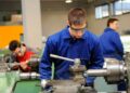 Alumno de Formación Profesional en Andalucía operando un torno de mecanizado durante las prácticas, inscripción abierta para el curso 2025/26